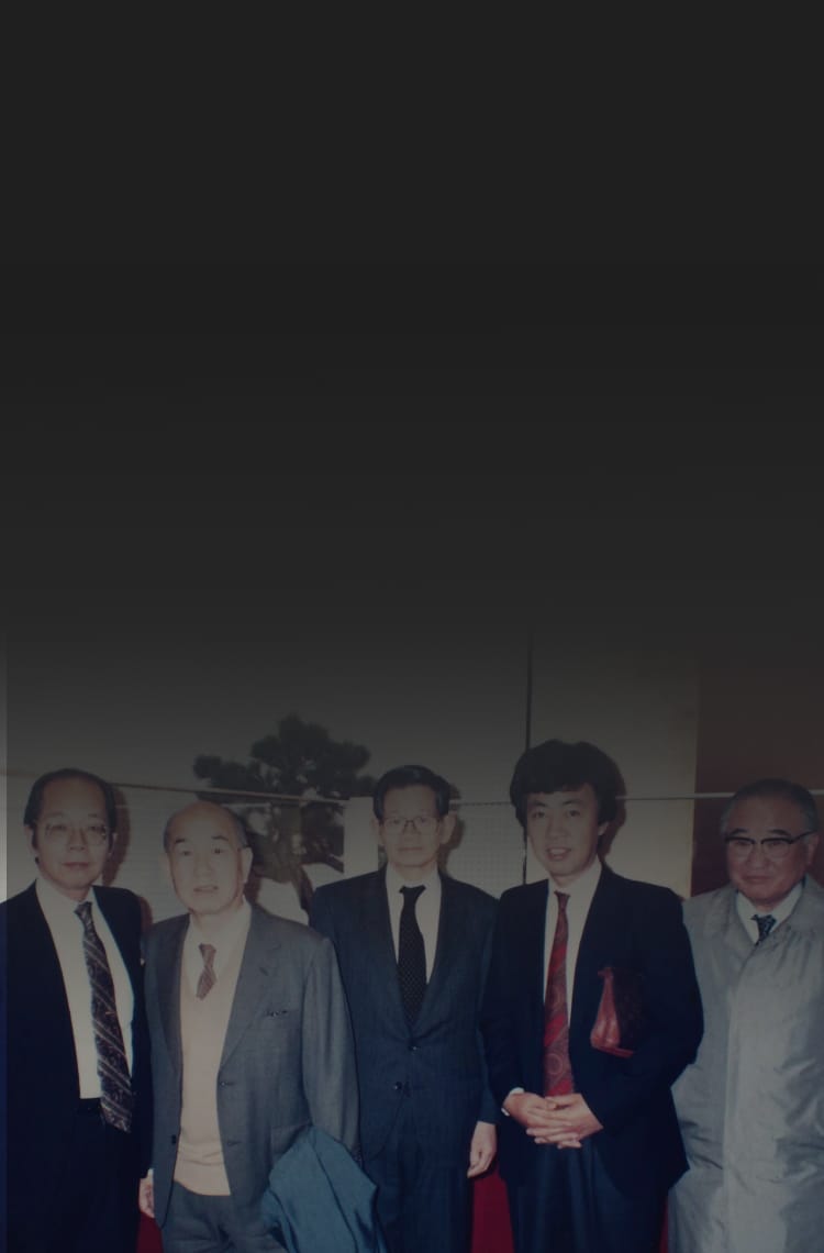 赤い鞘、白と茶の飾り紐の巻かれた日本刀