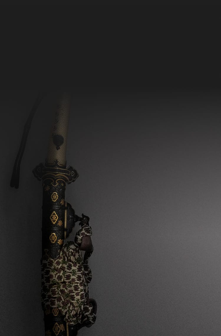 赤い鞘、白と茶の飾り紐の巻かれた日本刀