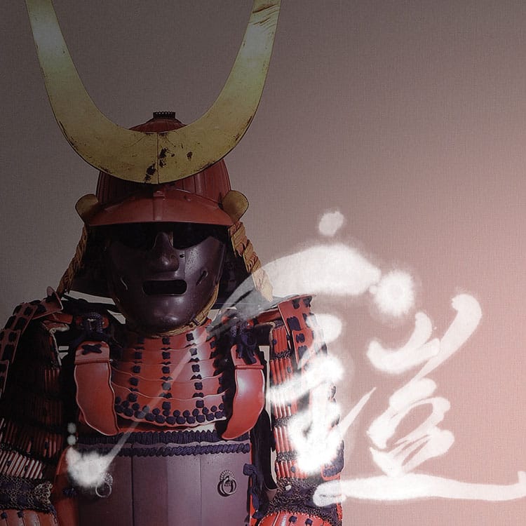 白い筆文字の鎧と赤い兜、甲冑