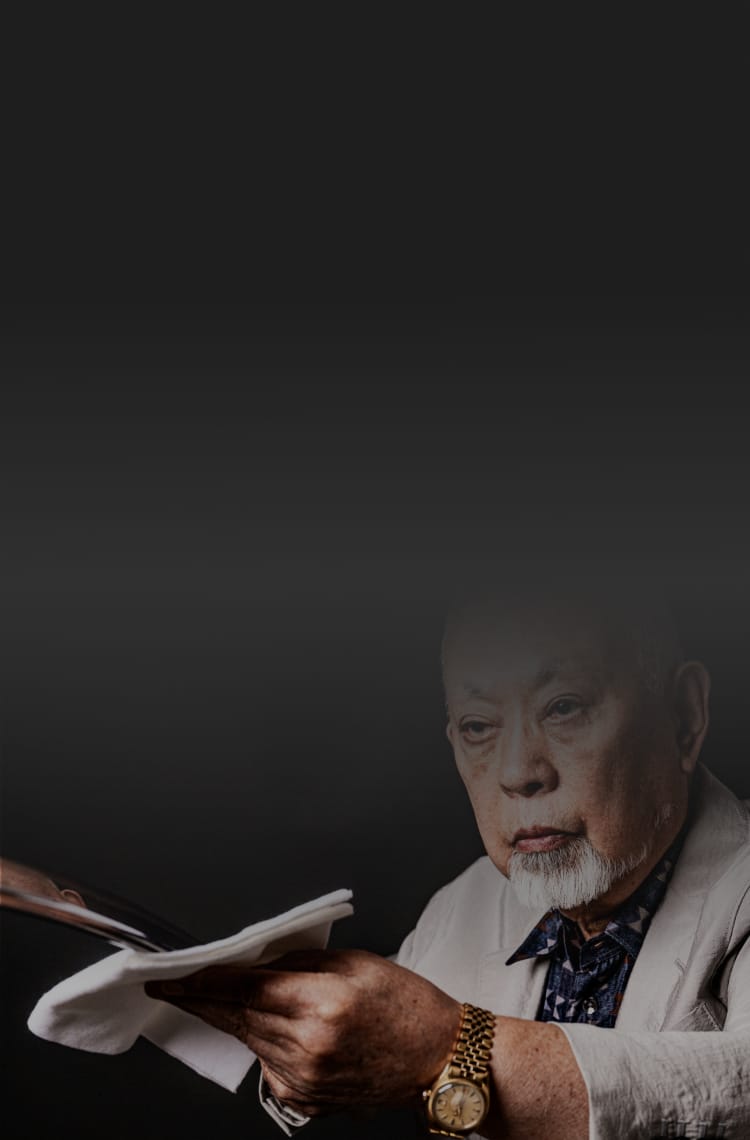 刀を鑑定している