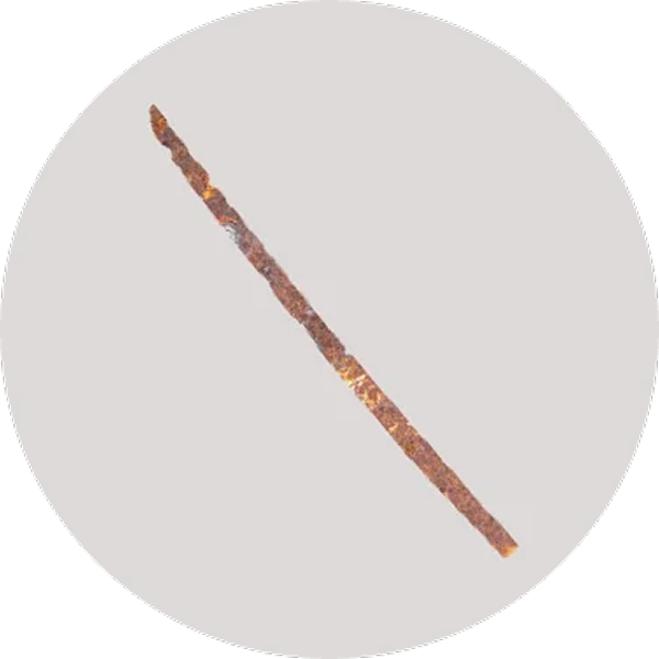 刀身が赤く焼け、刃こぼれしている