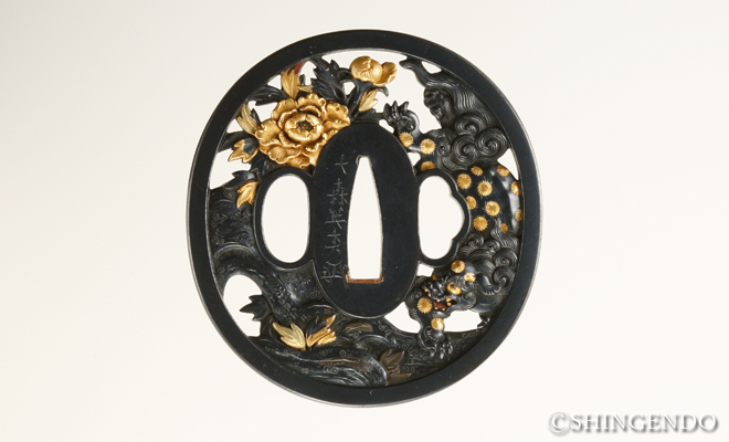 Tsuba Carved A pattern of Lion and Peony by Teruhide Oomori |  刀剣無料鑑定・日本刀高価買取でしたら東京・神田サムライギャラリー眞玄堂